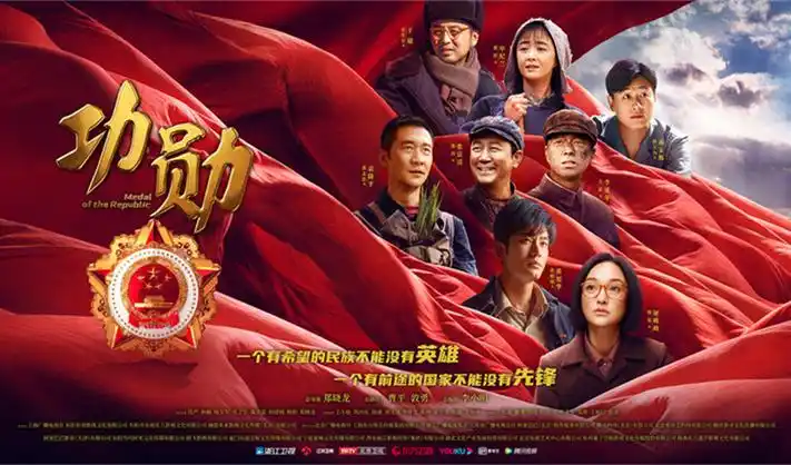 露天放映海报墙上的轮播主视觉二：铜棕卷轴与沙白帆布